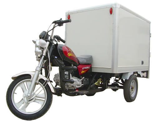 Un bon prix. Boîte de moto réfrigérée montée à l'arrière, carrosserie isolée en FRP en ligne